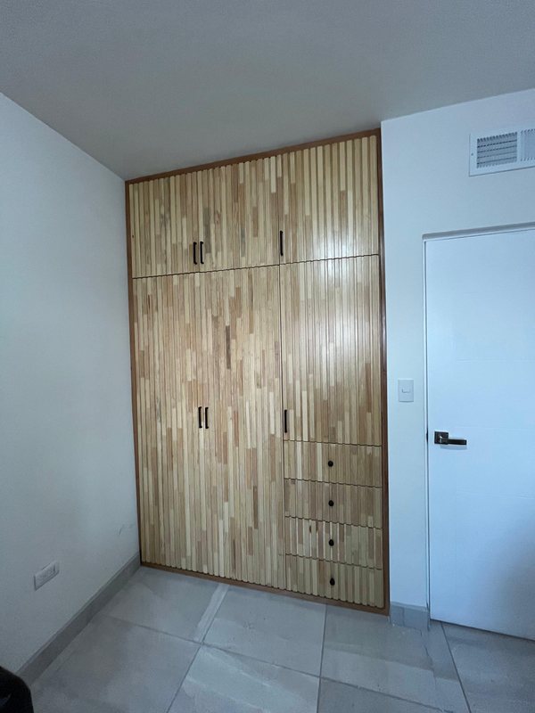 Closet con acabado de madera