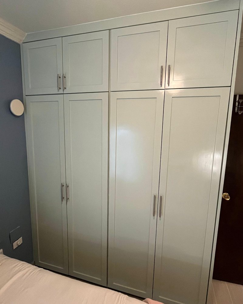 Closet con pared azul